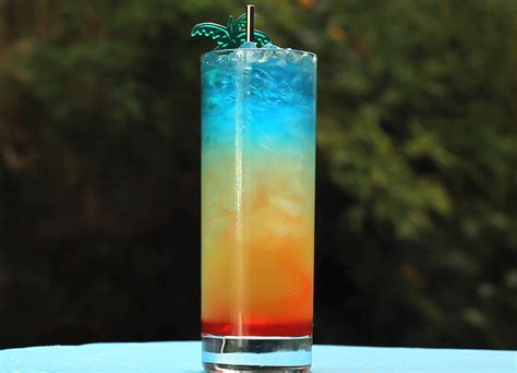 This Paradise Cocktail Is Crazy Cool Looking Also Delicious Paradise Cocktail Rainbow Drinks