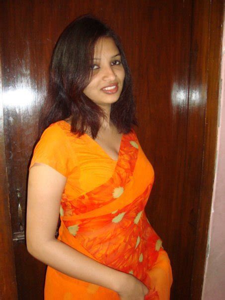 hot figure indian girl in orange saree claveage chuttiyappa