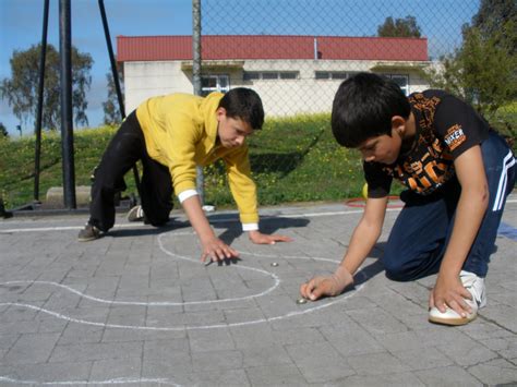 Mis abuelos la mayar parte del tiempo jugaban a las canicas es un juego tan sensiilo por que solo era cuestión de tocar la canica de el otro jugador. LA CLASE DE EDUCACIÓN FÍSICA , MÁS QUE UN JUEGO: U.D.6 ...