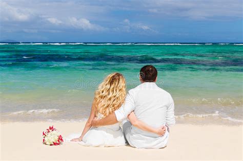 Novia Y Novio Que Tienen Sentarse En La Playa Tropical Con Sus Vagos