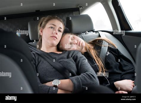 Dos Mujeres Durmiendo Inclinada Fotografías E Imágenes De Alta