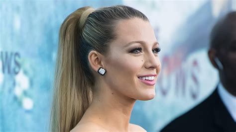 The packing gel style is really a popular style in nigeria amongst women, tho this hairstyle is mainly rocked on your jawline has a slight roundness to it. Inspirasi Gaya Rambut Kuncir Kuda Alias Ponytail Simple ...