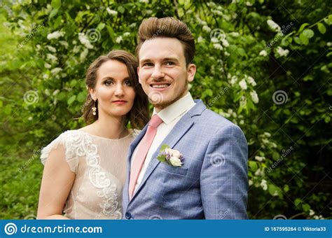 Bride And Groom In A Park Uple Newlyweds Bride And Groom At A