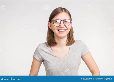 femme heureuse du concept de personnes d émotions de mode jeune à lunettes souriant au dessus du