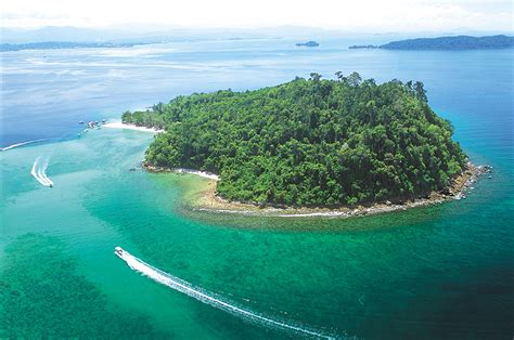 Named after the first king of the federation of malaya, almarhum seri paduka baginda tuanku abdul rahman ibni almarhum. Tunku Abdul Rahman Marine Park | Borneo Adventure