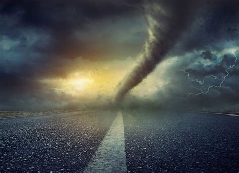 Leistungsfähiger Sehr Großer Tornado Der Auf Straße Sich Verdreht