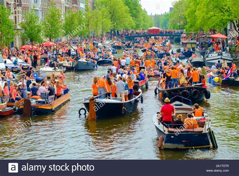 The beer bike in amsterdam is an unique experience to have when you are celebrating your bachelorette or hen party. Menschen, Die Niederlande Feiern Stockfotos & Menschen ...