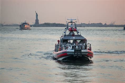 Fire Department Of New York Fdny Rescue Boat On East River Stock Photo