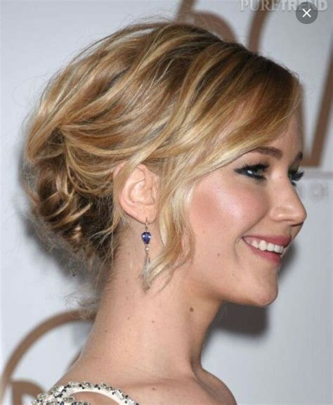Just comb your hair back and tuck it into a knot, and you're all set. Chignon cheveux court | Celebrity hairstyles, Homecoming ...