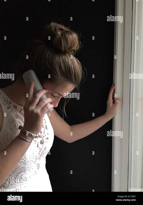 Fille Avec Une Robe Blanche Banque D Image Et Photos Alamy