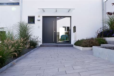 Hauseingang pflastern modern hauseingang haus eingang. Heim Galabau | Moderne Gartengestaltung am Hang | Haus ...