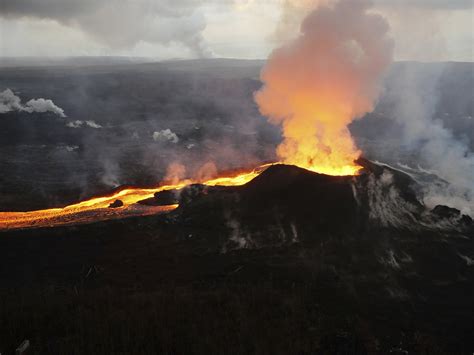 Scientists Lower Alert Level For Hawaiis Kilauea Volcano Ap News