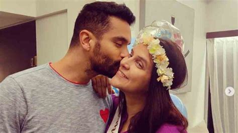 Angad Bedi Steals A Kiss From Wife Neha Dhupia At Hospital Shares Photo People News Zee News
