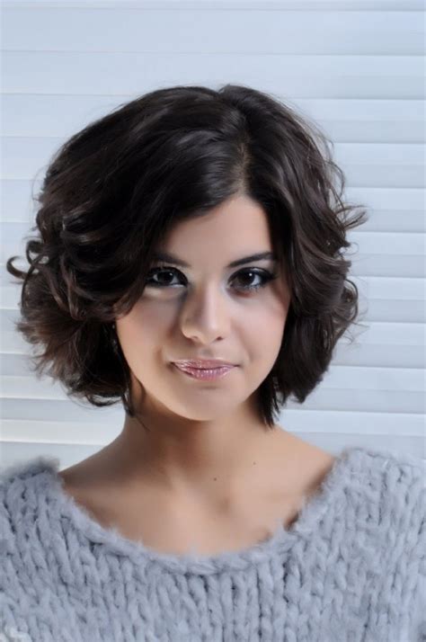 Two female celebrities really stand out when it comes to short haircuts for round faces, and they continue to amaze their millions of fans worldwide with their haircuts. Short Haircuts 2015 for Round Faces