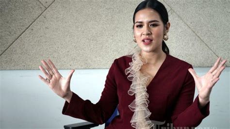 Perjuangan Raisa Andriana Hingga Bisa Jadi Penyanyi Ternama Indonesia Kenangan Di Cafe Dan