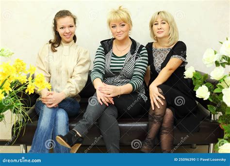 Trois Femmes S Asseyent Sur Le Divan En Cuir Noir Photo Stock Image Du Adulte Contact 25096390