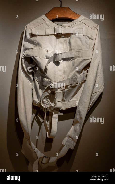 Camisa De Fuerza Camisa De Fuerza Para El Paciente Psiquiátrico En El Dr Guislain Museo Sobre