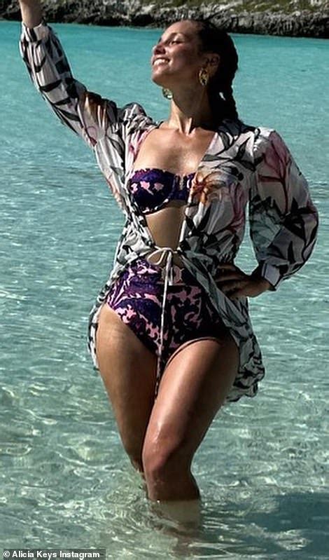 Alicia Keys Shows Off Her Bikini Body Turns 42 Daily Mail Online