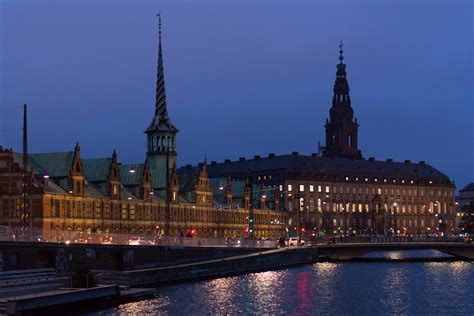 Vergleichen sie attraktionen, lesen sie bewertungen und buchen sie ihre tickets direkt online. Alte Börse und Schloß Christiansborg in Kopenhagen Foto ...