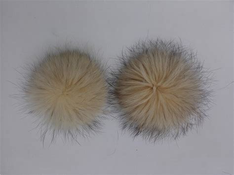Wholesale 2pcslot 15cm Genuine Raccoon Fur Pom Poms For Knitted