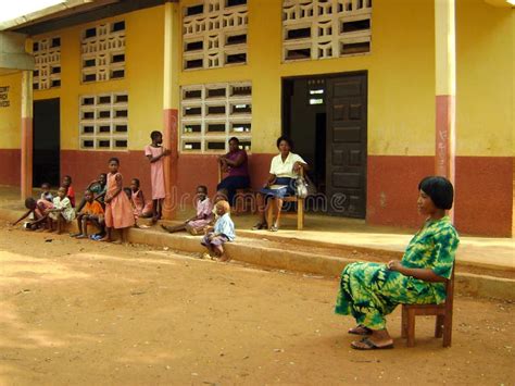 Filles Africaines Du Ghana Prenant Leau Image éditorial Image Du Population Ghana 10362265