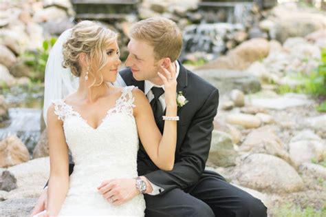 14 Best Wedding Poses For The Bride And Groom