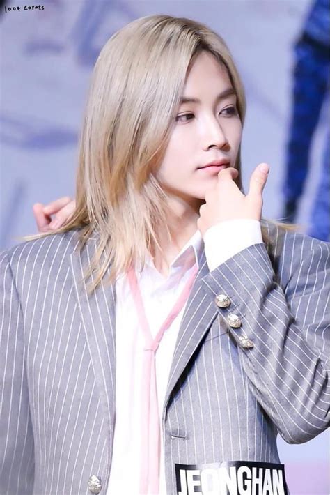 The trendiest style is the comma hair style, which guys can. Pin em Jeonghan.