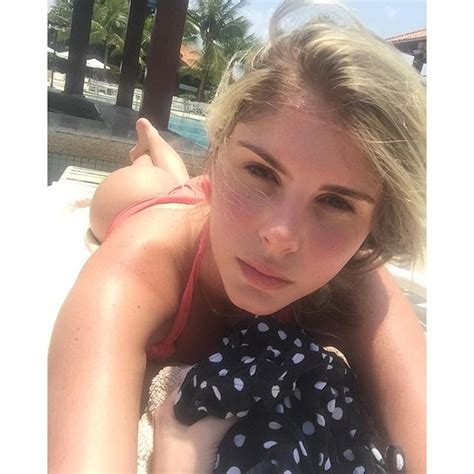 EGO Bárbara Evans posta selfie de biquininho e exibe parte do bumbum notícias de Famosos