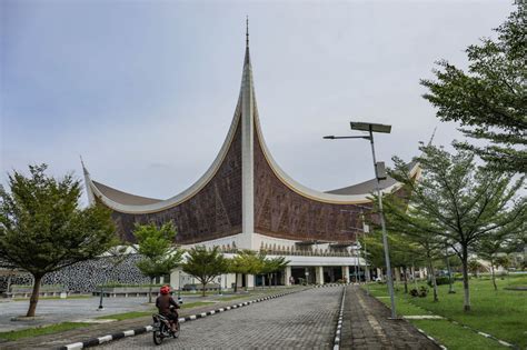 Melihat Kemegahan Masjid Raya Sumbar Desain Terbaik Di Dunia