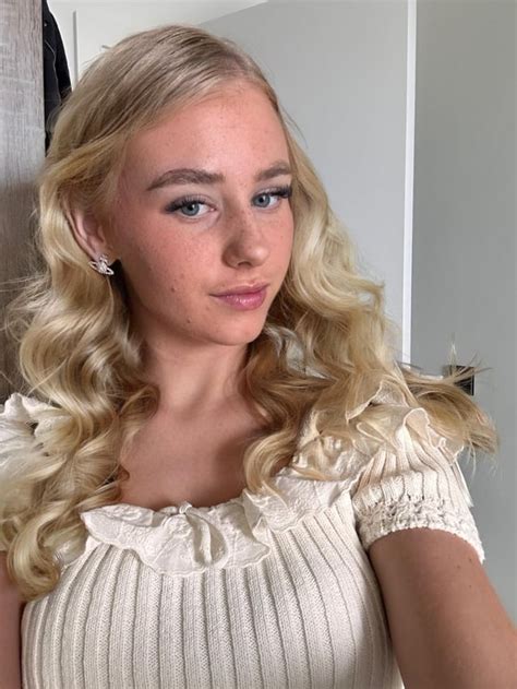 Beach Blonde Wavy Hair Selfie Raltblonde