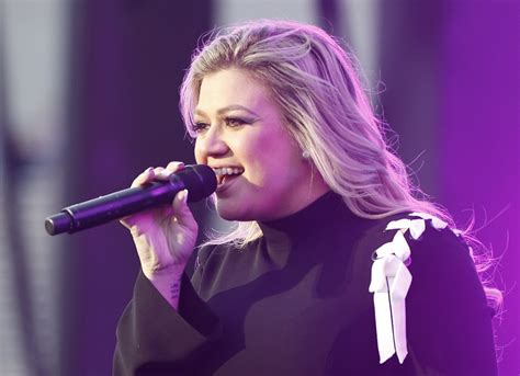 Kelly Clarkson Tells Hillary Clinton That The Country Is ‘Going