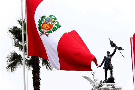 día de la bandera del perú ¿recuerdas cuales fueron sus 3 diseños históricos viajar por perú