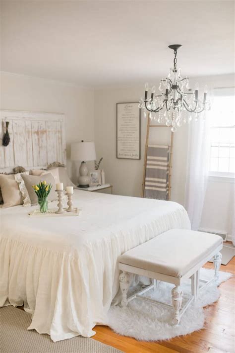 As with other styles of bedrooms, today's country french bedrooms are taking a tranquil turn: 30 Best French Country Bedroom Decor and Design Ideas for 2020