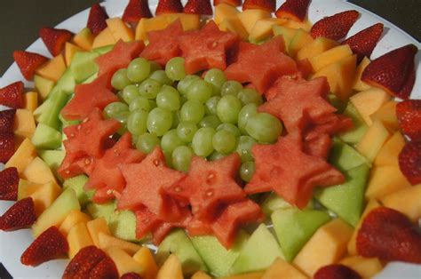 The best fruit & veggie tray ideas roundup. Christmas fruit platter | Christmas snacks, Christmas ...