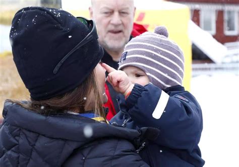 Prince philip, duke of edinburgh, with his mother princess alice of greece and denmark. Pin von Rose Ferns auf Prince Family Of Sweden | Prinz ...