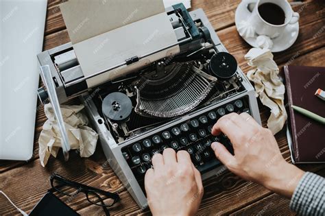 Vista Superior De Las Manos De Un Escritor Escribiendo En Una Máquina