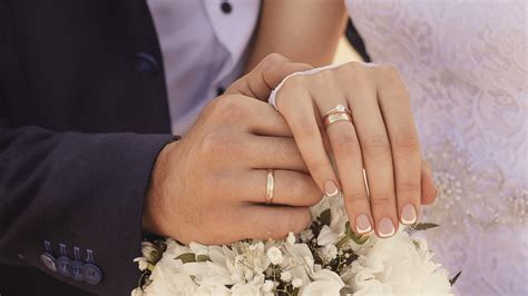Https://tommynaija.com/wedding/does A Woman Buy A Man S Wedding Ring
