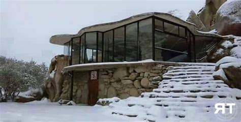 Surrounded by beautiful gardens with exotic plants & fruit trees, the inn offers an outdoor pool, a playground with billiards & foosball, a bamboo lounge for delicious. LA HISTORIA DE LA FAMOSA CASA DE PIEDRA EN LA RUMOROSA ...