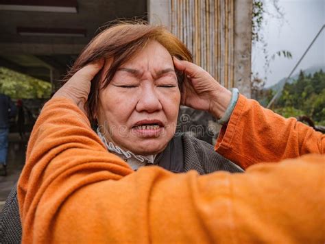 Senior Aziatische Vrouwen Krijgen Een Massage Van Hun Hoofd Stock Afbeelding Image Of