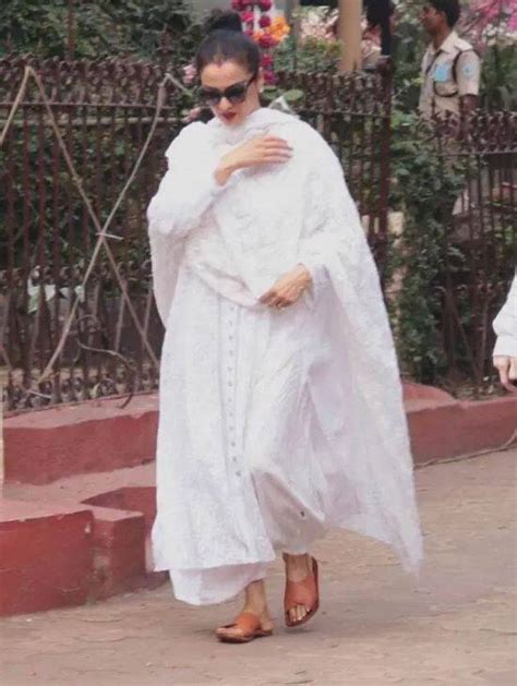 Rekha In A Sari Is Sheer Elegance Check It Out Here Fashion News