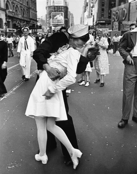 Woman In Iconic Wwii Times Square Kiss Photograph Dies At 92 Chicago