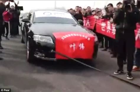 Chinese Man Uses His Testicles To Pull Seven Cars Daily Mail Online