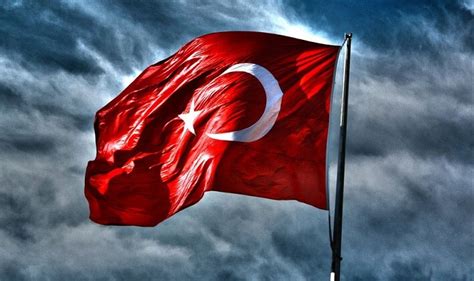Türk bayrağı'nı ilk olarak anadolu selçuklu hükümdarı gıyaseddin mesud tarafından osman bey'e gönderilen beyaz renkli sancak olarak görürüz. Dalgalanan Türk Bayrağı Resimleri