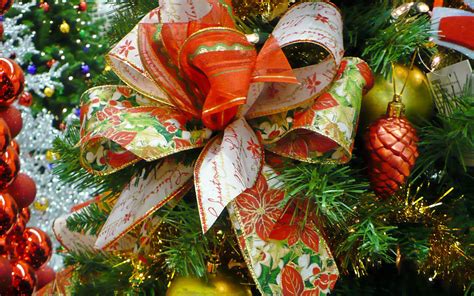 Beautiful Bow In The Christmas Tree Wallpaper Holiday Wallpapers 51811