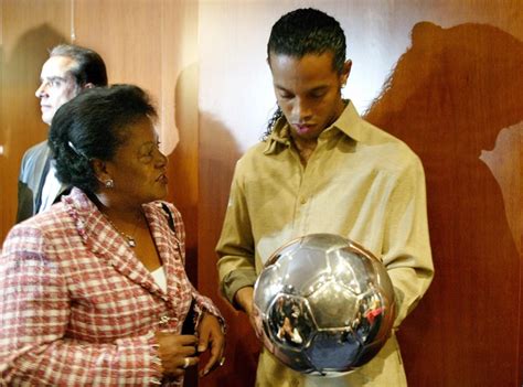 Página oficial do jogador ronaldinho gaúcho. Mãe de Ronaldinho internada nos cuidados intensivos com Covid-19: «Força mãe» - Jogo da Vida ...