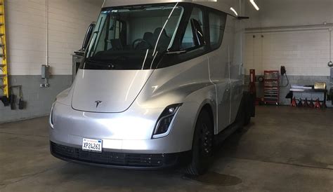 Serienproduktion und auslieferung sollen 2021 beginnen. Tesla Semi glides over to Addison, IL for hands-on time ...
