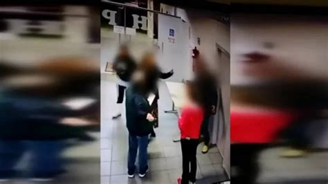 Vídeo Diretora de escola é agredida por estudante com mata leão em