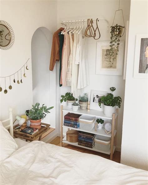 Here are the 15 country cottage bedroom decorating ideas that you can look into and perhaps draw on thoughts of redesigning your own room for a new look. Cottage Bedroom | Cottage Homes | via Grannola Kiddo ...