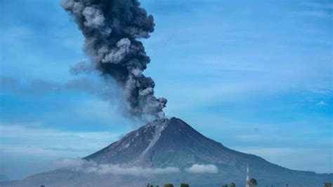 Berita Terkini Gunung Sinabung Meletus Lagi Tinggi Kolom Abu Capai 5