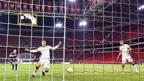 Expect fonseca's squad to progress to the europa league quarterfinals. Ajax geeft voorsprong uit handen tegen AS Roma